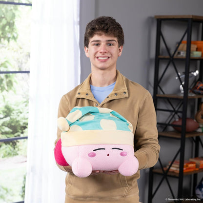 TOMY Nuiguru - Peluche Kirby addormentato Kirby Plushie - Peluche lavorato a maglia e all'uncinetto, da collezione, peluche morbido e accogliente e decorazione per la stanza, 38 cm