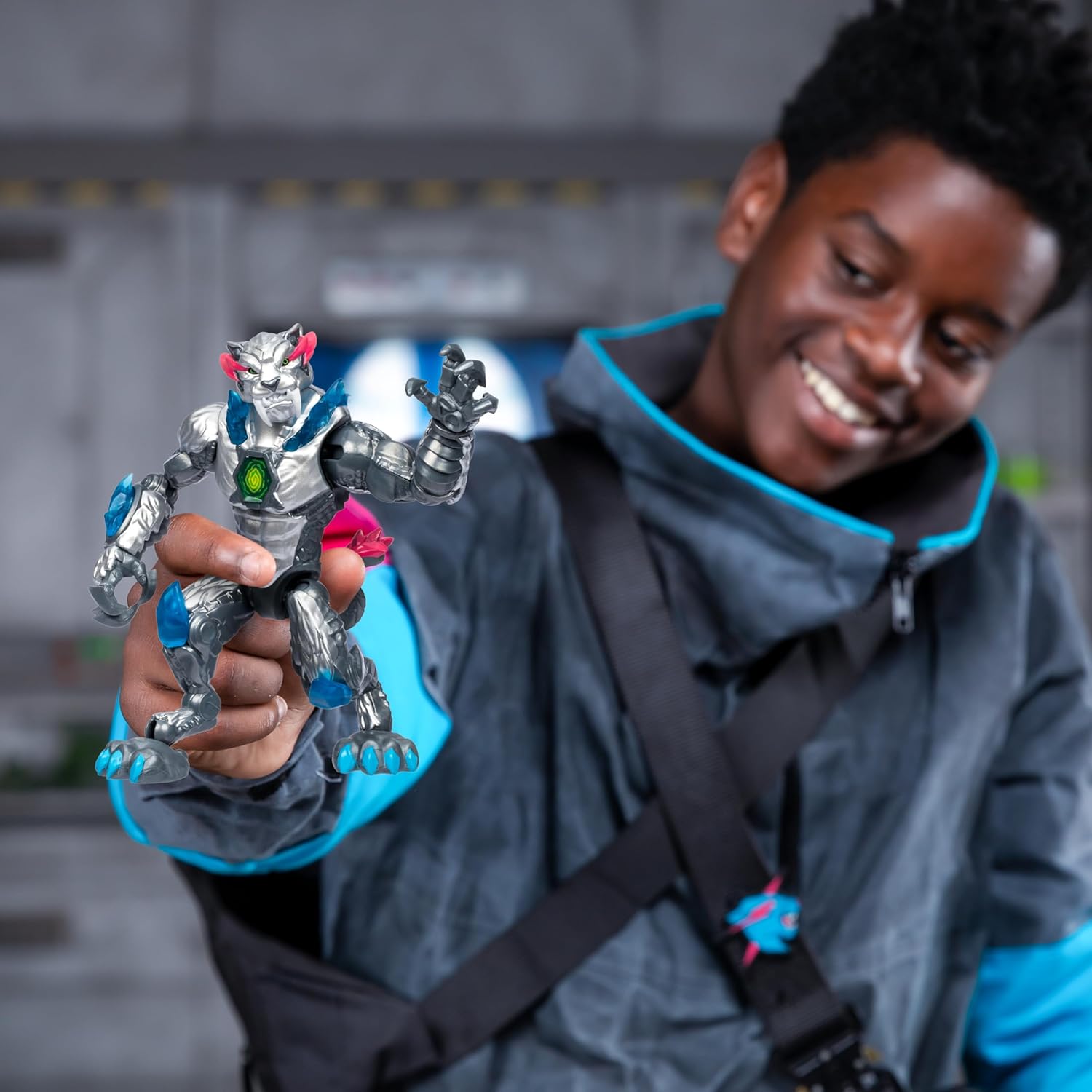MrBeast Lab Mutators; Mutiere das ultimative Biest. Experimentiere und erschaffe die Metallic Panther-Actionfigur von MrBeast. 3 zum Sammeln, Iconic Panther, Stealth Panther