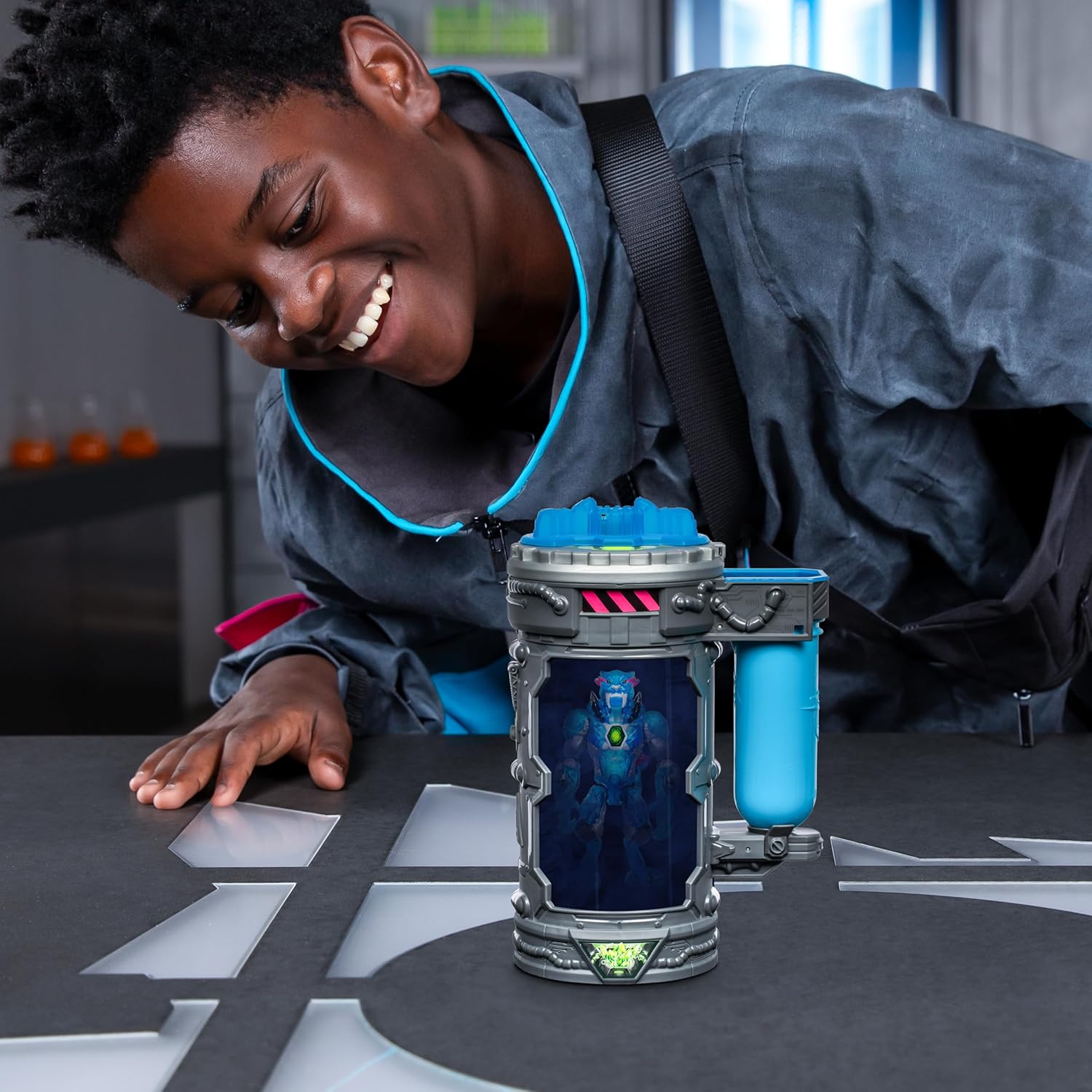 MrBeast Lab Mutators; Mutiere das ultimative Biest. Experimentiere und erschaffe die Stealth Panther-Actionfigur von MrBeast. 3 zum Sammeln, Iconic Panther, Stealth Panther