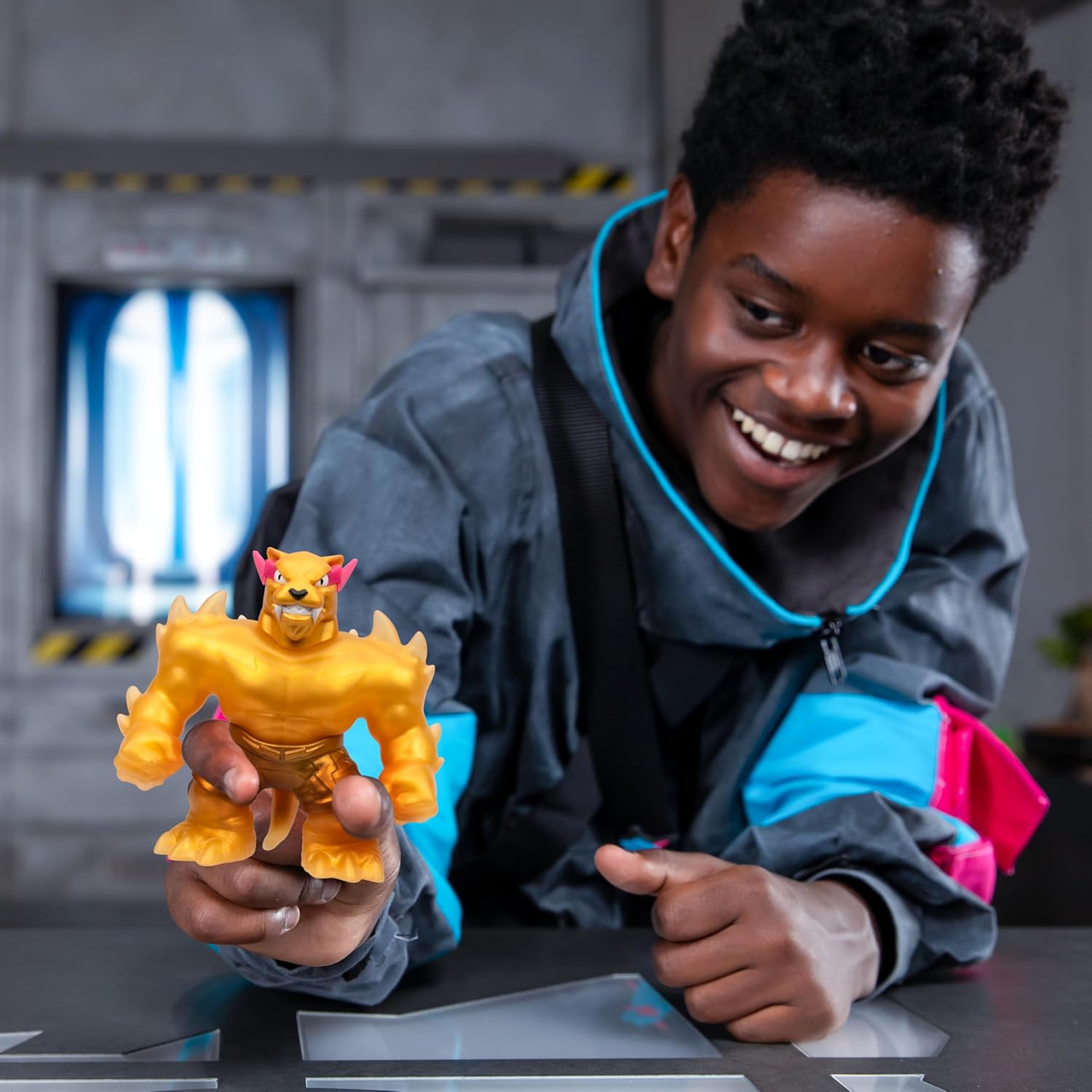 MrBeast Lab 24738 Dehnbare Figur der Heroes of GOO JIT Zu, biegsamer