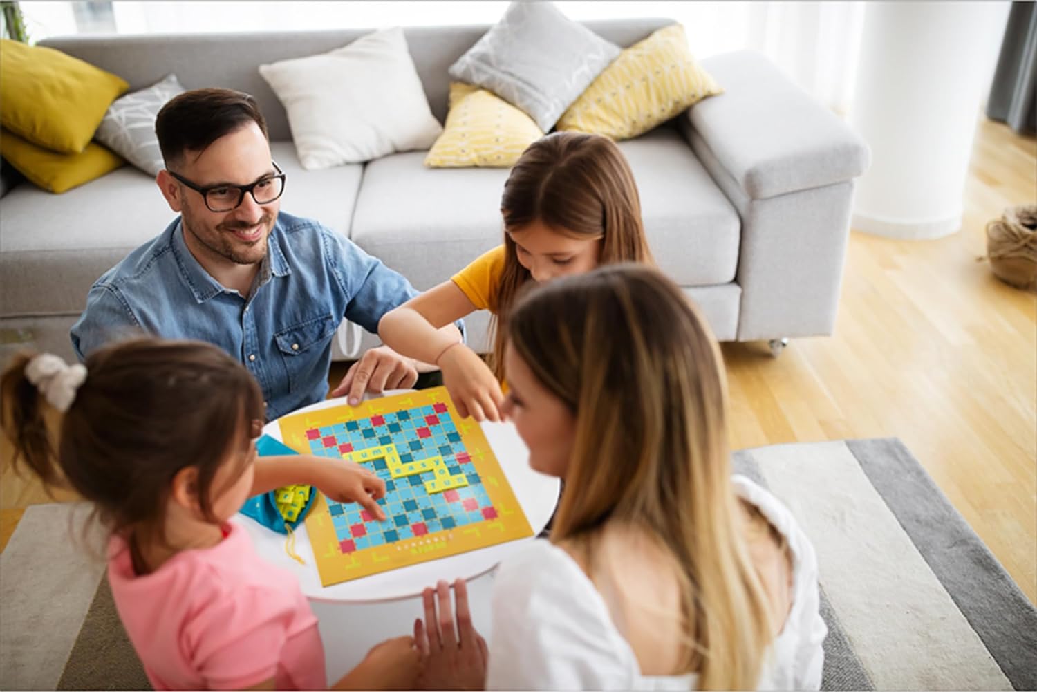 Mattel Games Scrabble Junior, Kids Crossword Board Game, English Version, Family Board Game for Kids, Word Game for Kids, 2 to 4 Players, Ages 6 to 10, English Version, Y9667 United Kingdom Junior