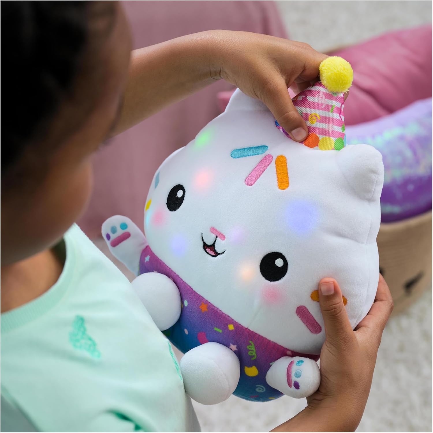 Gabby's Dollhouse Celebrations, Sprinkle Party Cakey Cat Soft Toy, 25-Centimetre Interactive Soft Toy with Sounds, Kids’ Toys for Girls and Boys Aged 3+
