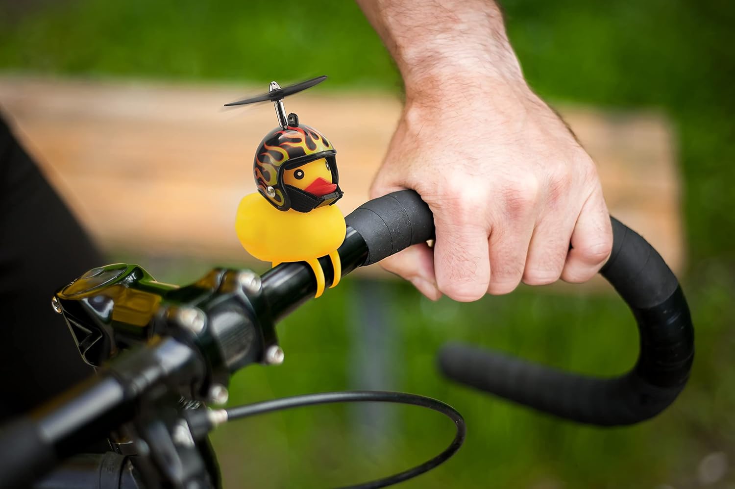 Winkee - Fiets piepende eend met helm | De schattige fietstoeter met helm en propeller | piepende fiets - voor kinderen | eend met helm | rubberen bike decoratie | cadeau voor Kerstmis, verjaardag
