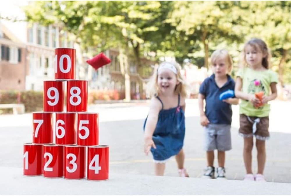BS Toys Dosenwerfen - Wurfspiel für Kinder - Spielzeug für Draußen - Outdoor - ab 3 jahre - Rot Nummerierte Blechdosen und 3 Wurfsäcke - Einheitsgröße