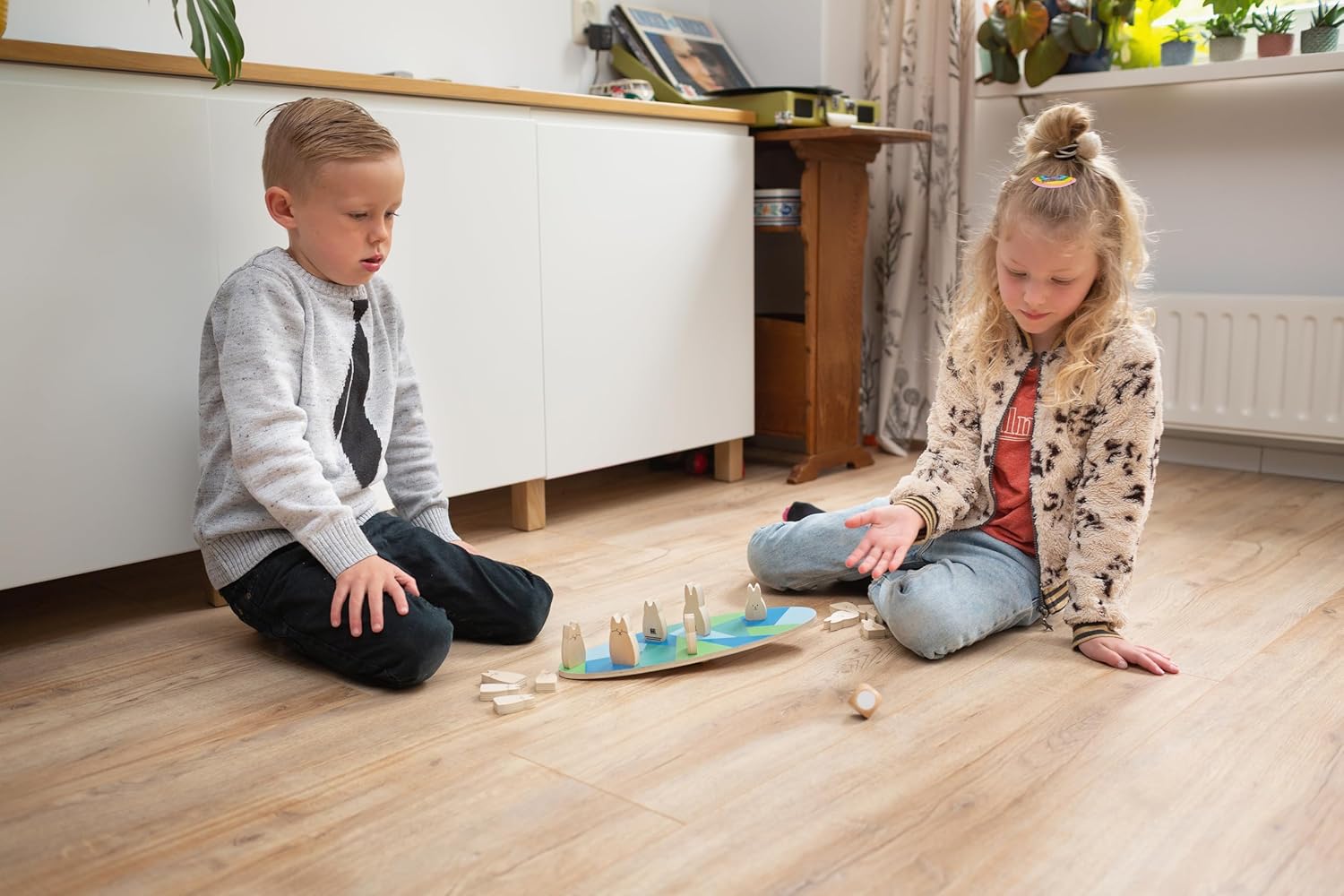 BS Toys Jeu D'Équilibre Lapins en Bois - Jeu Éducatif Et Amusant - Renforce Compétences Motrices, Mmémoire De Travail Et La Reconnassiance des Couleurs - Adapté À Partir De 4 Ans - 2 Joueurs