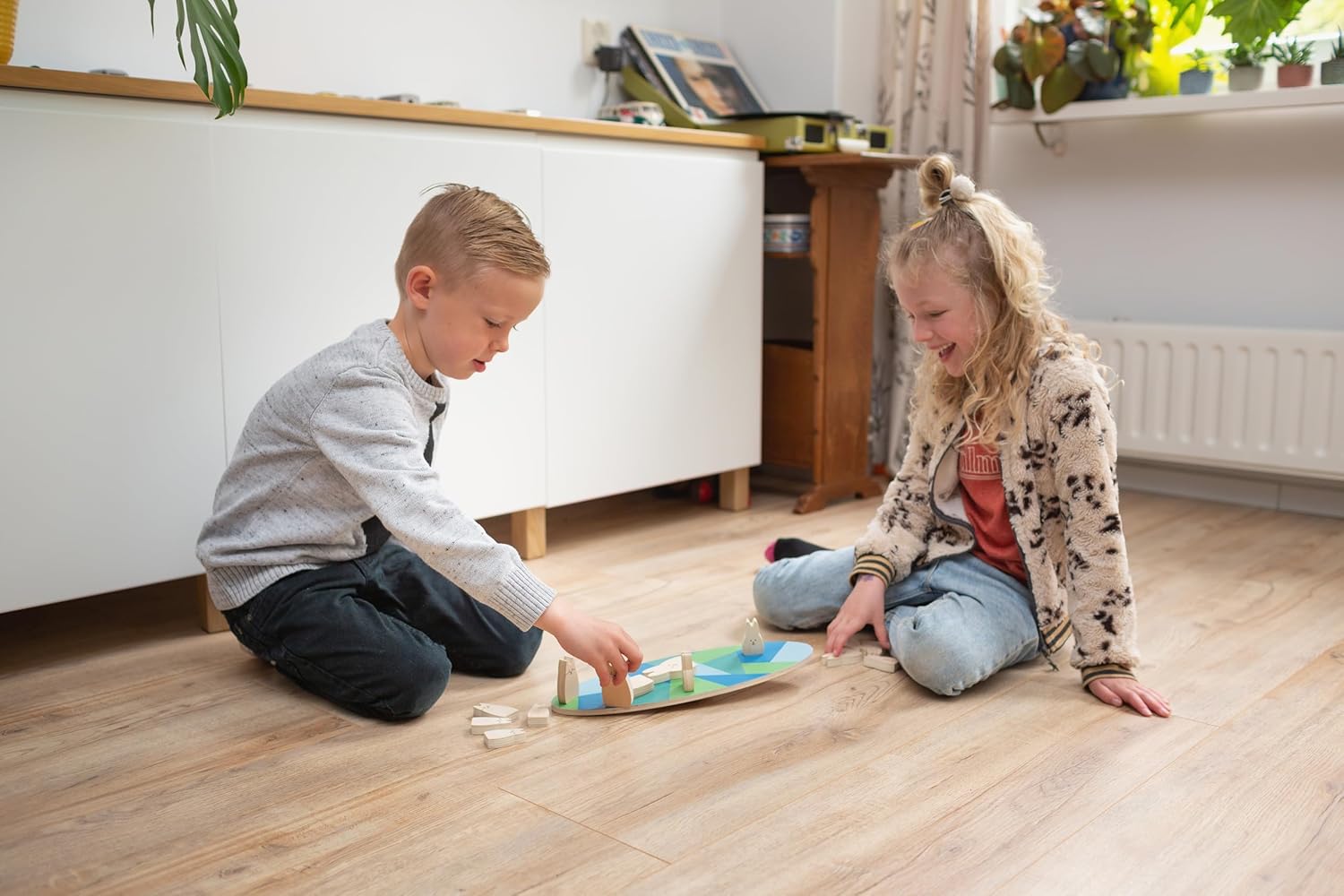 BS Toys Jeu D'Équilibre Lapins en Bois - Jeu Éducatif Et Amusant - Renforce Compétences Motrices, Mmémoire De Travail Et La Reconnassiance des Couleurs - Adapté À Partir De 4 Ans - 2 Joueurs