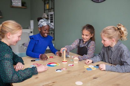 BS Toys Fesselndes Farbenrennen - Bildendes Spiel für 2 bis 4 Spieler - Fördert visuell-motorische Koordination, Farbtheorie und Arbeitsgedächtnis - Für Kinder ab 4 Jahren und älter - 2-4 Spieler
