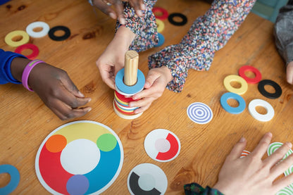 BS Toys Fesselndes Farbenrennen - Bildendes Spiel für 2 bis 4 Spieler - Fördert visuell-motorische Koordination, Farbtheorie und Arbeitsgedächtnis - Für Kinder ab 4 Jahren und älter - 2-4 Spieler
