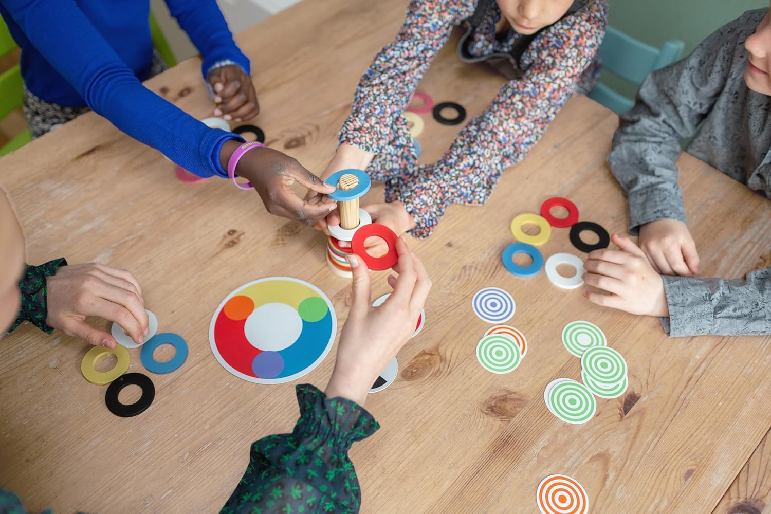 BS Toys Fesselndes Farbenrennen - Bildendes Spiel für 2 bis 4 Spieler - Fördert visuell-motorische Koordination, Farbtheorie und Arbeitsgedächtnis - Für Kinder ab 4 Jahren und älter - 2-4 Spieler