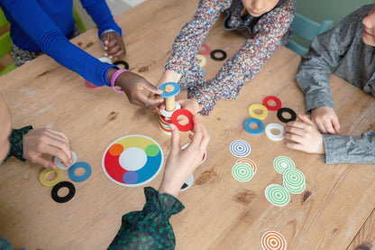 BS Toys Fesselndes Farbenrennen - Bildendes Spiel für 2 bis 4 Spieler - Fördert visuell-motorische Koordination, Farbtheorie und Arbeitsgedächtnis - Für Kinder ab 4 Jahren und älter - 2-4 Spieler