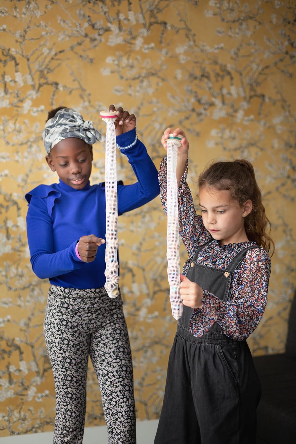 BS Toys Strategisch spel Plopt it! Sorteer de kleurrijke ballen in de juiste volgorde - spannend teamspel - Bevordert motorische coördinatie - Voor kinderen van 6 jaar en ouder - 4 spelers
