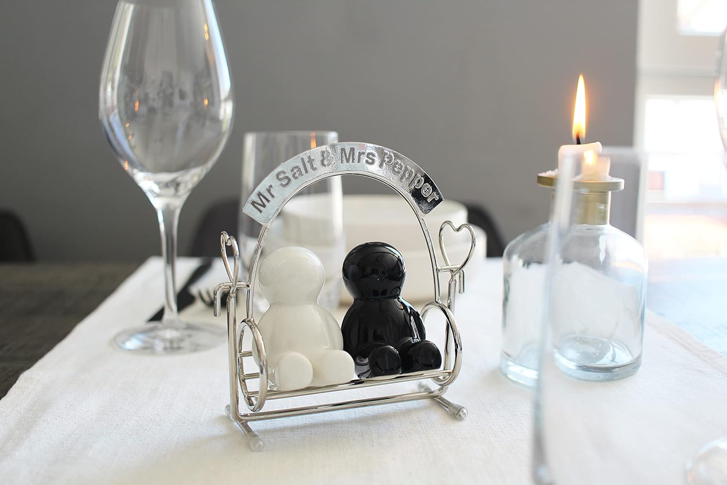 Winkee - Mr Salt & Mrs Pepper Shakers - Salt And Pepper Dispenser
