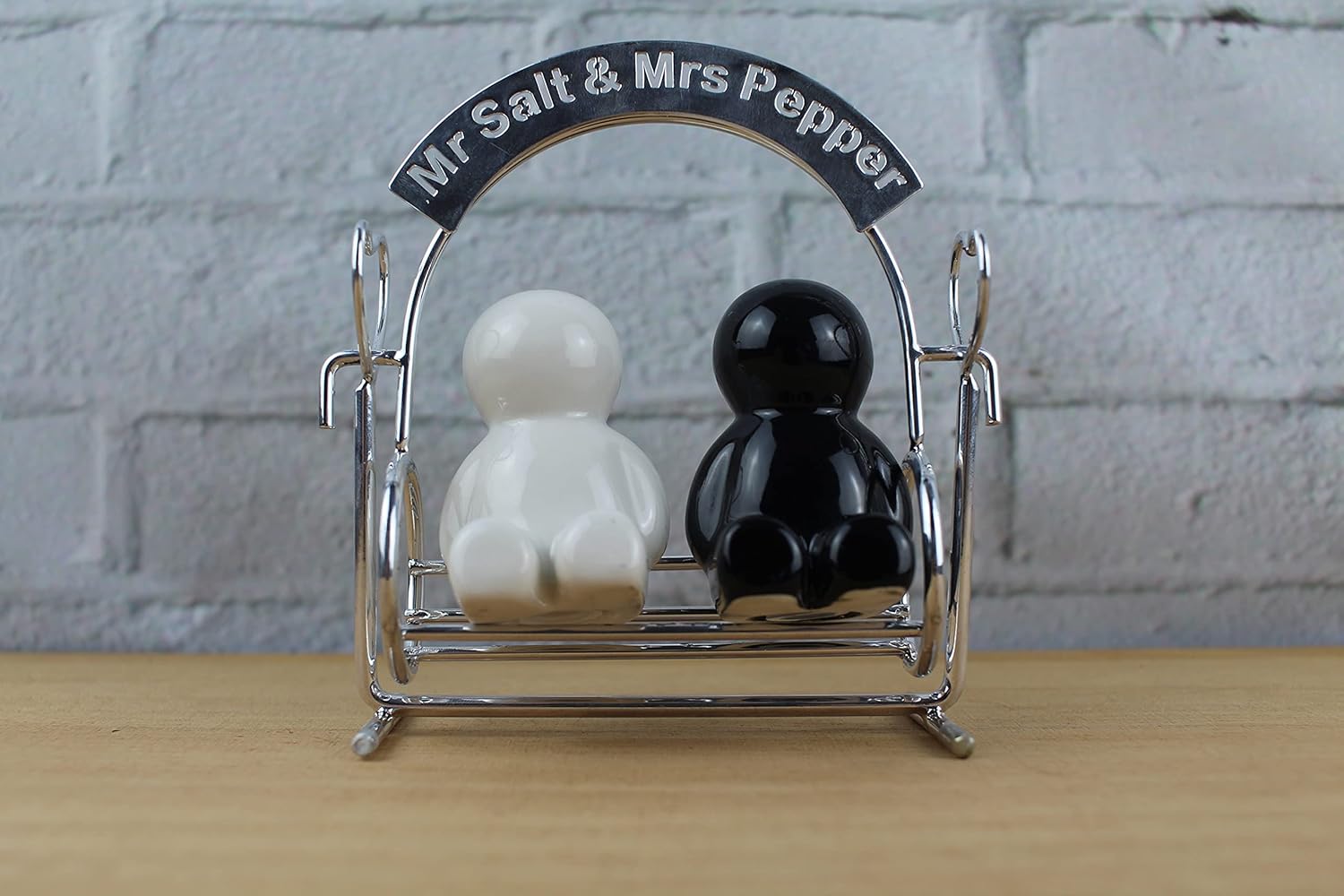 Winkee - Mr Salt & Mrs Pepper Shakers - Salt And Pepper Dispenser