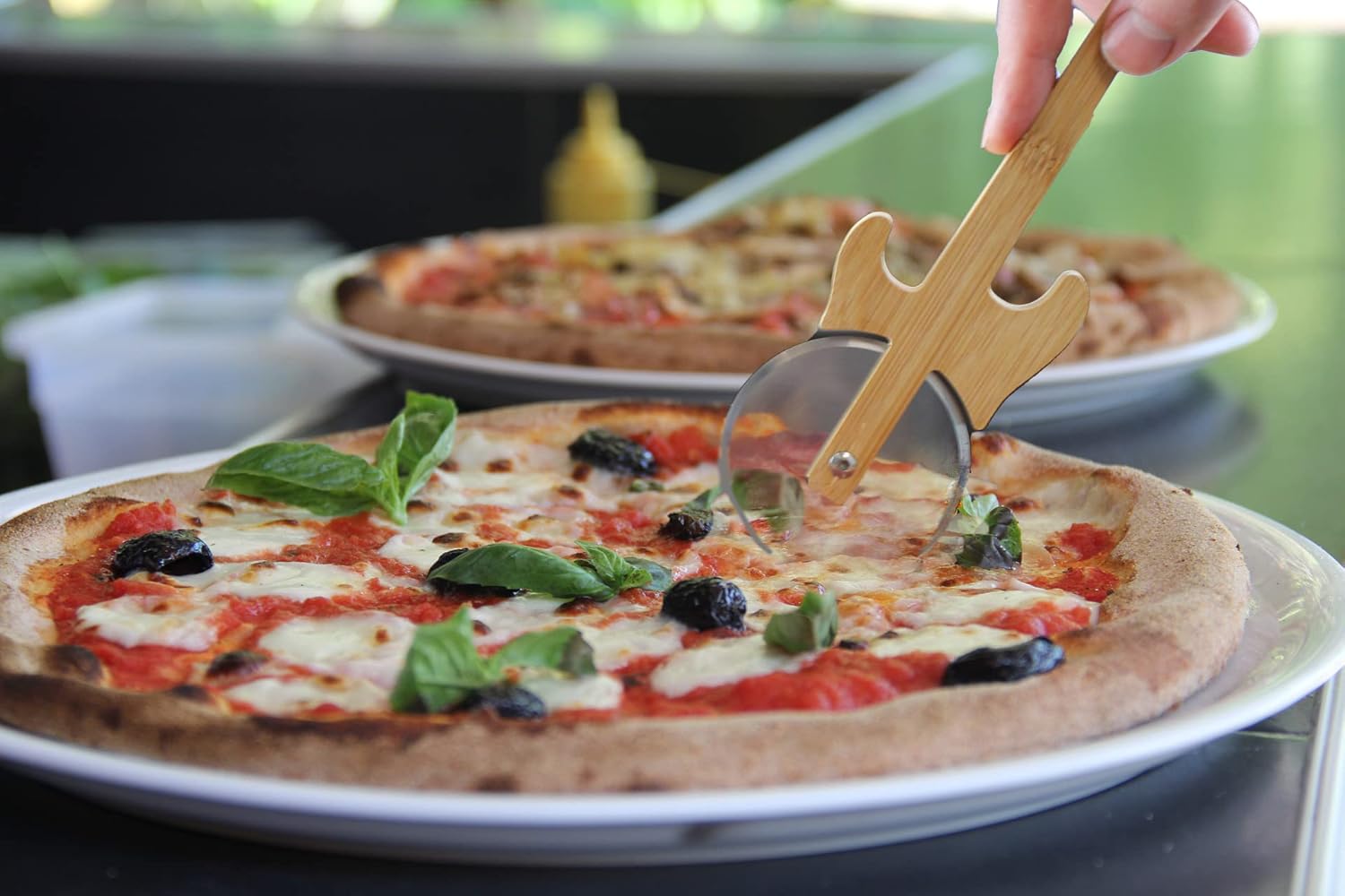 Winkee - Pizza Cutter - Guitar Pizza Cutter With Stand
