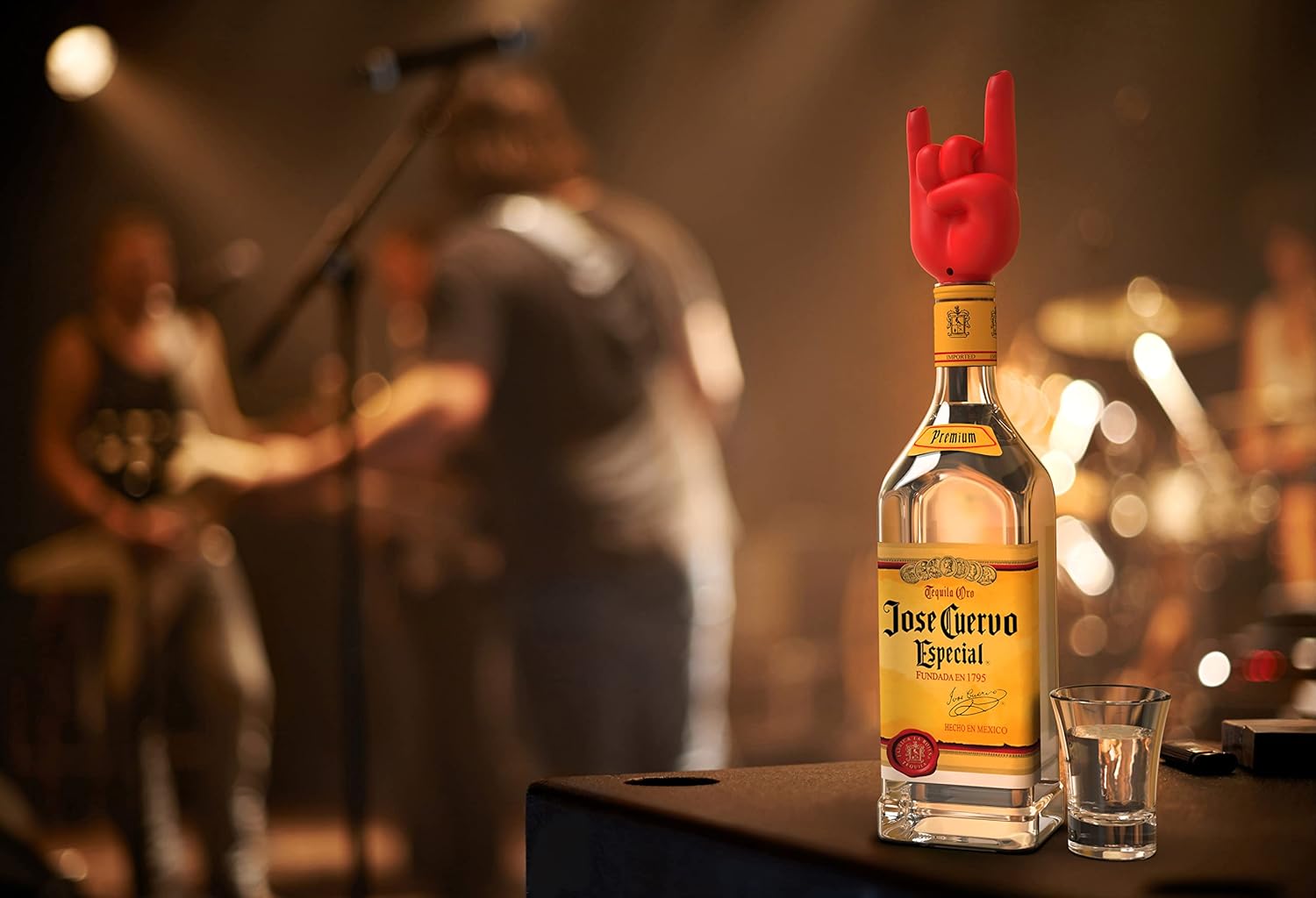 Winkee - Rock Hand Bottle Pourer