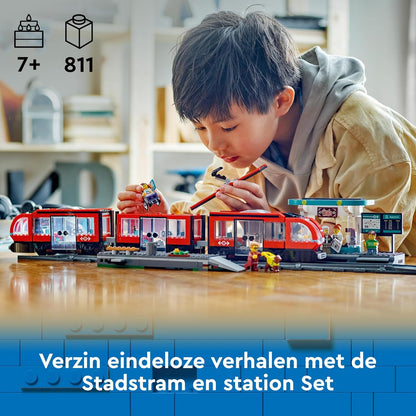 LEGO City Tram e Fermata del Tram, Treno Giocattolo da Costruire con Stazione e Vagoni Ferroviari, Giochi di Ruolo per Bambini e Bambine da 7 Anni in su con Minifigure, Idea Regalo di Compleanno 60423