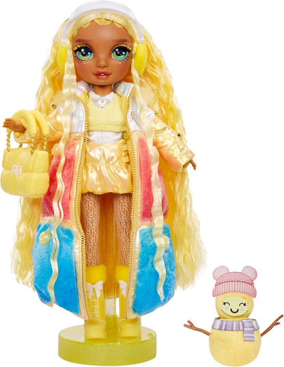 Rainbow High Winter Wonderland - Sunny (Gelb) - 28 cm Modepuppe, mit Verstecktem Magischem Schnee, der Sich mit Wasser Aufbauscht, mit Schneemann-Set, Geeignet für Kinder von 4-12 Jahre und Sammler