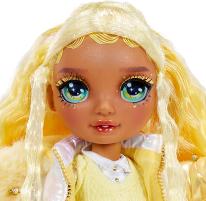 Rainbow High Winter Wonderland - Sunny (Gelb) - 28 cm Modepuppe, mit Verstecktem Magischem Schnee, der Sich mit Wasser Aufbauscht, mit Schneemann-Set, Geeignet für Kinder von 4-12 Jahre und Sammler