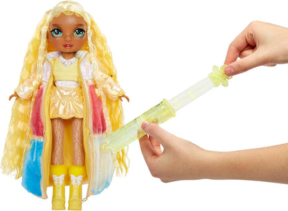 Rainbow High Winter Wonderland - Sunny (Gelb) - 28 cm Modepuppe, mit Verstecktem Magischem Schnee, der Sich mit Wasser Aufbauscht, mit Schneemann-Set, Geeignet für Kinder von 4-12 Jahre und Sammler