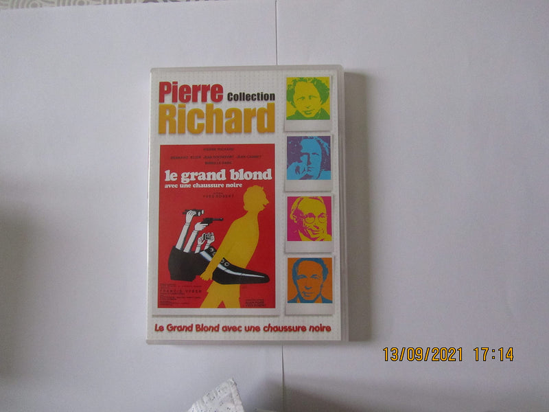 Le grand blond avec une chaussure noire
