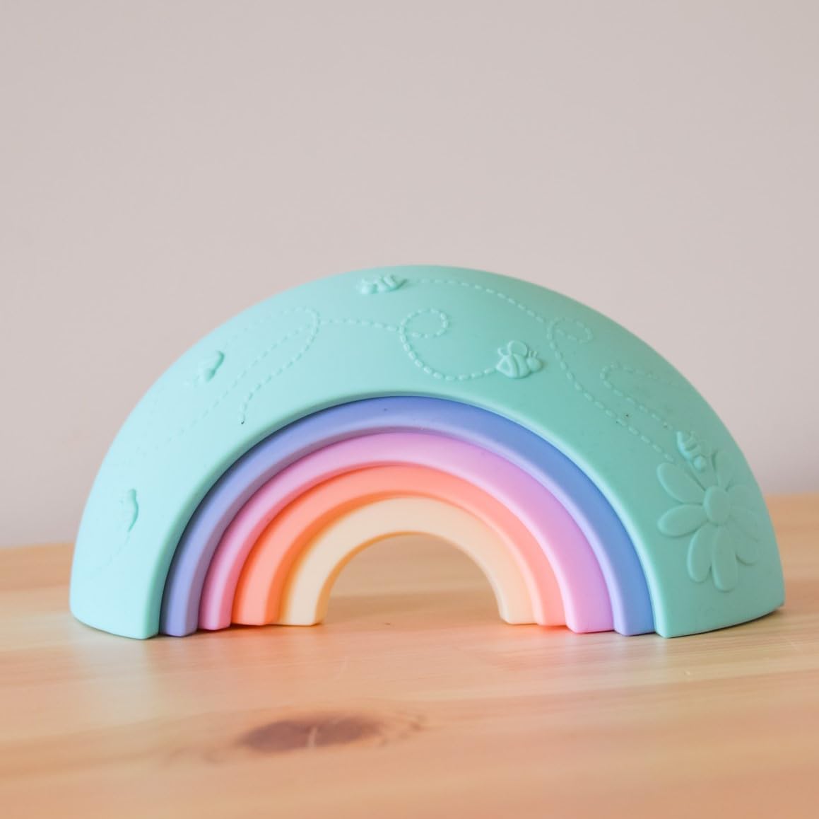 Jellystone Designs, Gioco Impilabile Over The Rainbow, Gioco Sensoriale per Bambini da 9 Mesi di età, Aiuta Lo Sviluppo Sensoriale e Cognitivo, in Silicone Alimentare, Arcobaleno, 8,9x17,5x5 cm
