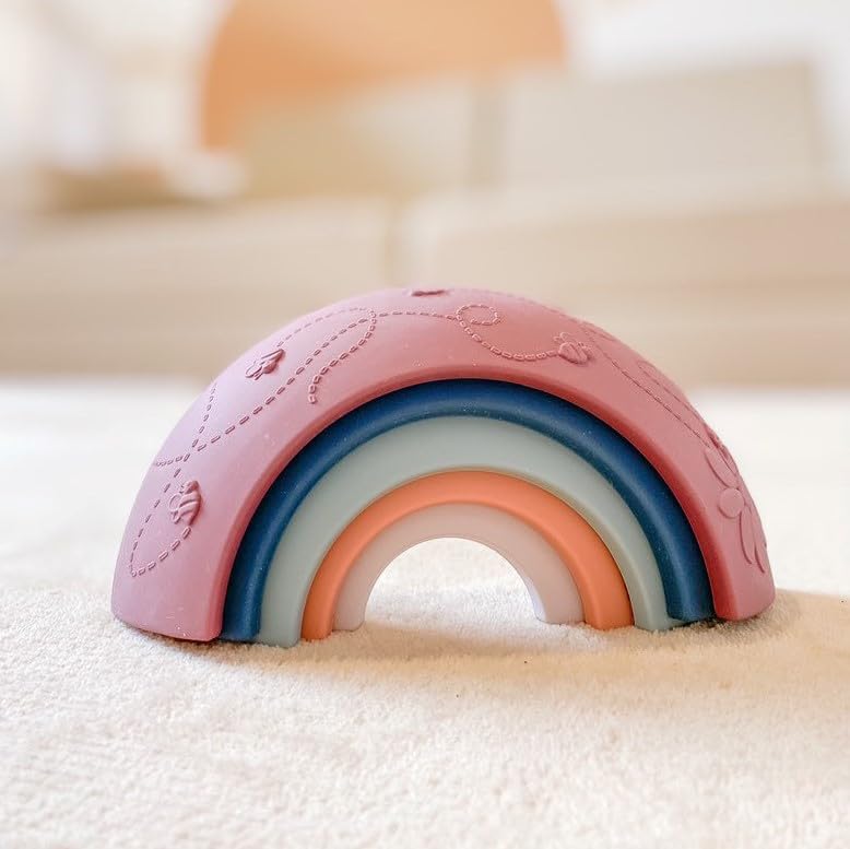 Jellystone Designs, Gioco Impilabile Over The Rainbow, Gioco Sensoriale per Bambini da 9 Mesi di età, Aiuta Lo Sviluppo Sensoriale e Cognitivo, in Silicone Alimentare, Arcobaleno, 8,9x17,5x5 cm