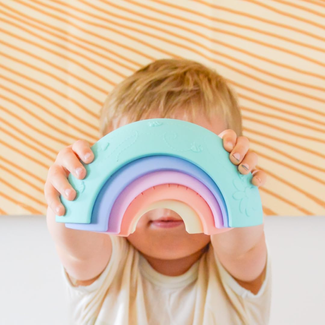Jellystone Designs, Gioco Impilabile Over The Rainbow, Gioco Sensoriale per Bambini da 9 Mesi di età, Aiuta Lo Sviluppo Sensoriale e Cognitivo, in Silicone Alimentare, Arcobaleno, 8,9x17,5x5 cm