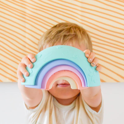 Jellystone Designs, Gioco Impilabile Over The Rainbow, Gioco Sensoriale per Bambini da 9 Mesi di età, Aiuta Lo Sviluppo Sensoriale e Cognitivo, in Silicone Alimentare, Arcobaleno, 8,9x17,5x5 cm