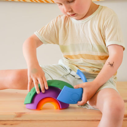 Jellystone Designs, Gioco Impilabile Over The Rainbow, Gioco Sensoriale per Bambini da 9 Mesi di età, Aiuta Lo Sviluppo Sensoriale e Cognitivo, in Silicone Alimentare, Arcobaleno, 8,9x17,5x5 cm