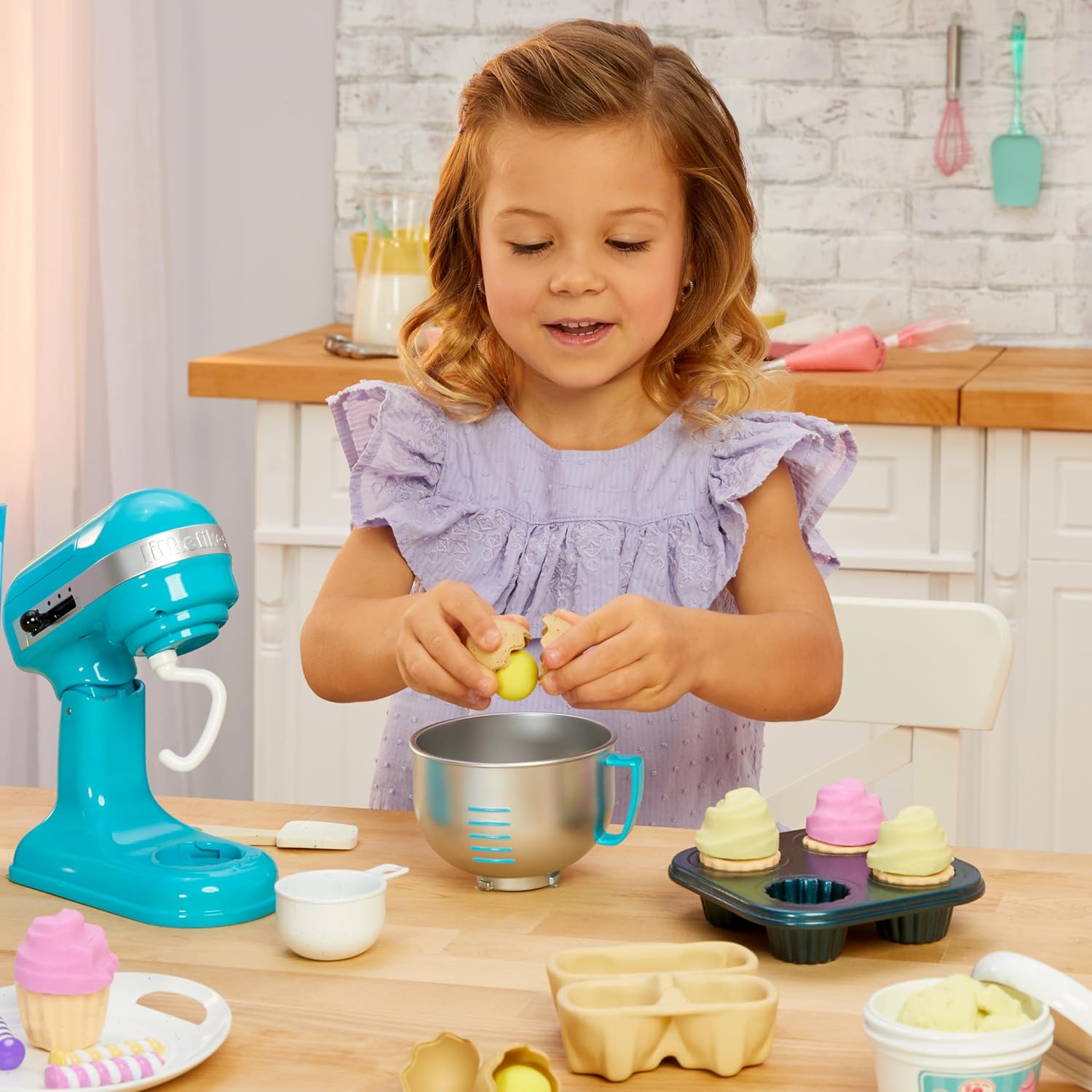 Little Tikes Creative Chefs Baker’s Kit - con Arena Especial de Juego Make-It! Mix, 18 Accesorios, Juego de Panadería Realista para Niños y Niñas a Partir de 3 Años, NO Comestible