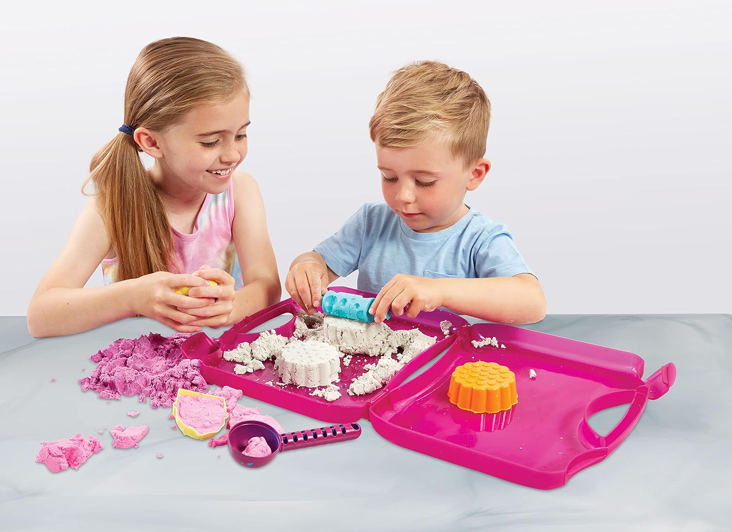 SUPER SAND Goliath Bakery Case - Cooking Game - Magic Sand Soft to The Touch - Does Not Dry Out - Creative Hobbies for Children Aged 3 and Above - Like Modelling Clay