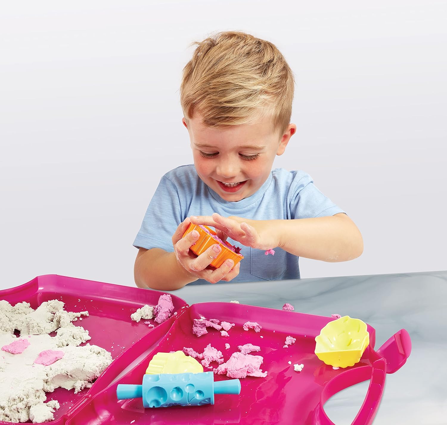 SUPER SAND Goliath Bakery Case - Cooking Game - Magic Sand Soft to The Touch - Does Not Dry Out - Creative Hobbies for Children Aged 3 and Above - Like Modelling Clay
