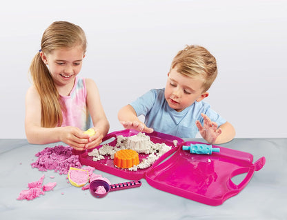 SUPER SAND Goliath Bakery Case - Cooking Game - Magic Sand Soft to The Touch - Does Not Dry Out - Creative Hobbies for Children Aged 3 and Above - Like Modelling Clay