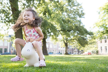 BS Toys Springende Kuh - Hüpftier - Geeignet für Indoor - oder Outdoor Spiele - ab 3 Jahre - Maximalgewicht 50 kg - Schwarz und Weiß