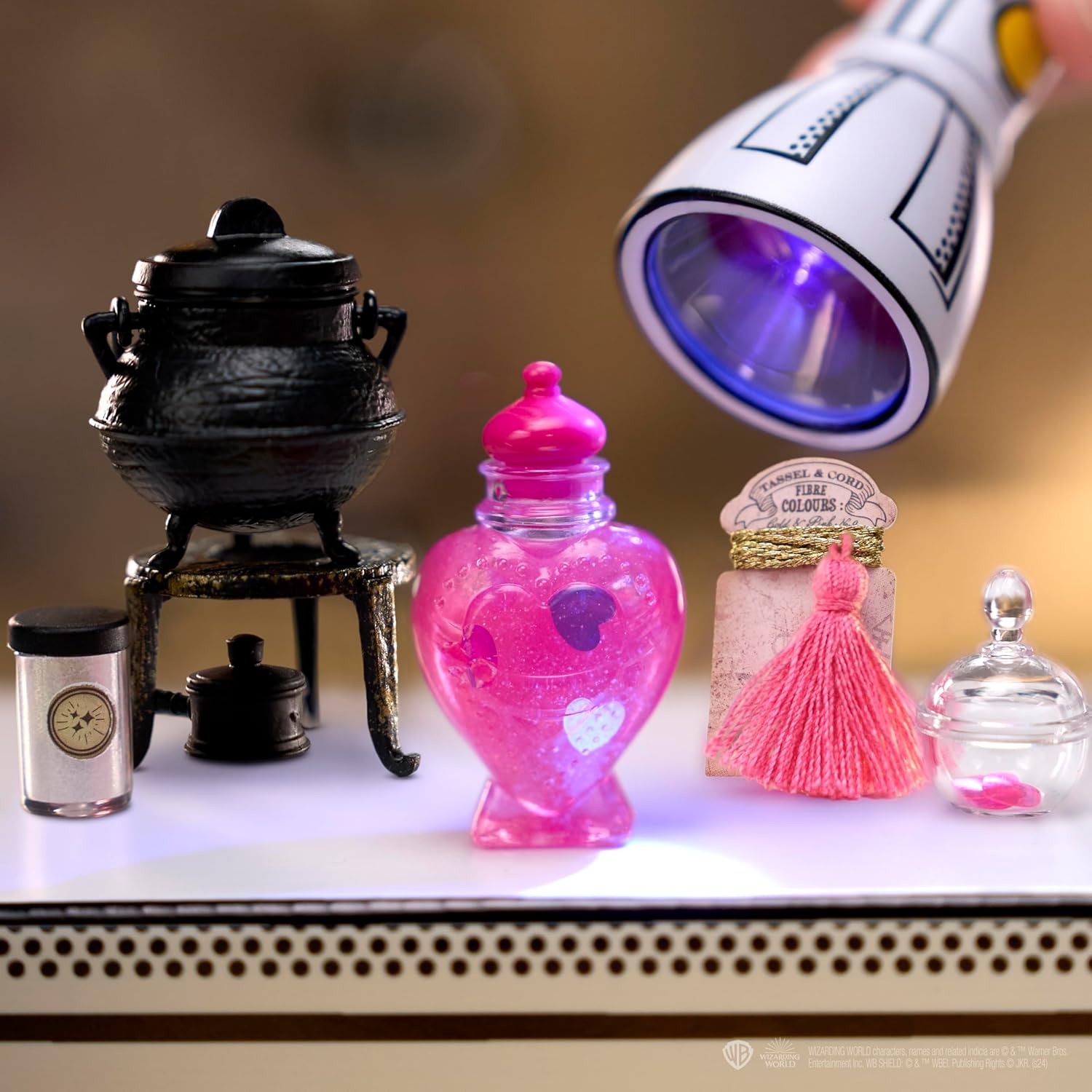 MGA's Miniverse Make It Mini Potions - Harry Potter Mini Objets de Collection, DIY, Jeu de Résine, Répliques de Potions, Collectionneurs et Enfants de 8 Ans et +, Non Comestible