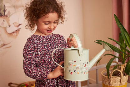 goki 63865 - Gießkanne Frühling aus Metall für Kinder – Farbenfrohes Gartenwerkzeug für kleine Gärtner – Niedliche Motive – Robustes und langlebiges Gartenspielzeug, 30x12x22cm, ab 3 Jahre