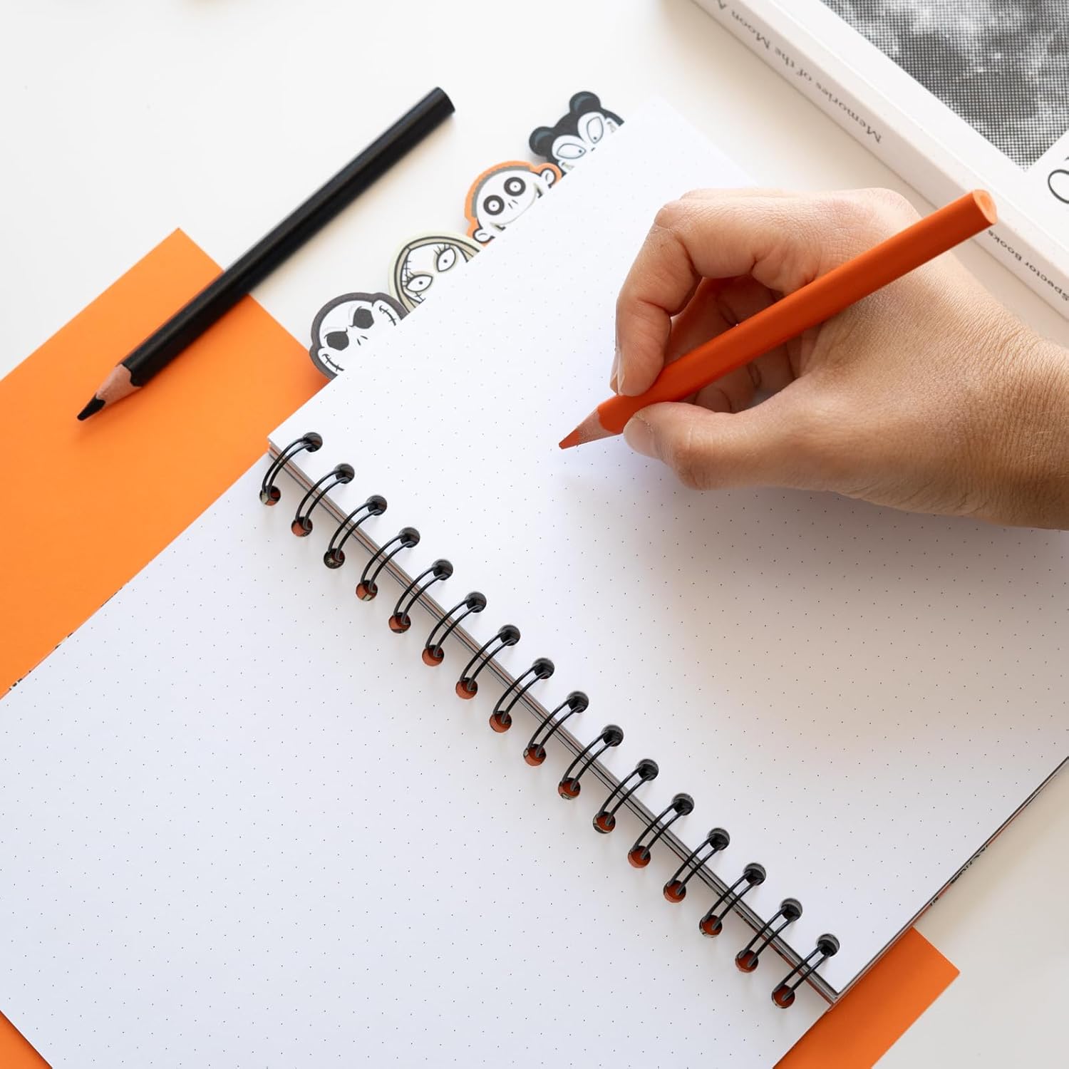 Grupo Erik: Quaderno The Nightmare Before Christmas | Taccuino A5 con Divisori, Quaderno A5 diviso in sezioni, 4 Separatori personalizzati, Bullet Journal con copertina morbida, Cancelleria Disney