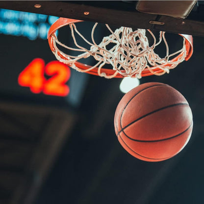 Winkee - Basketbalbeker met mand en bal, sportkoffiemok met speelfunctie voor basketbalfans