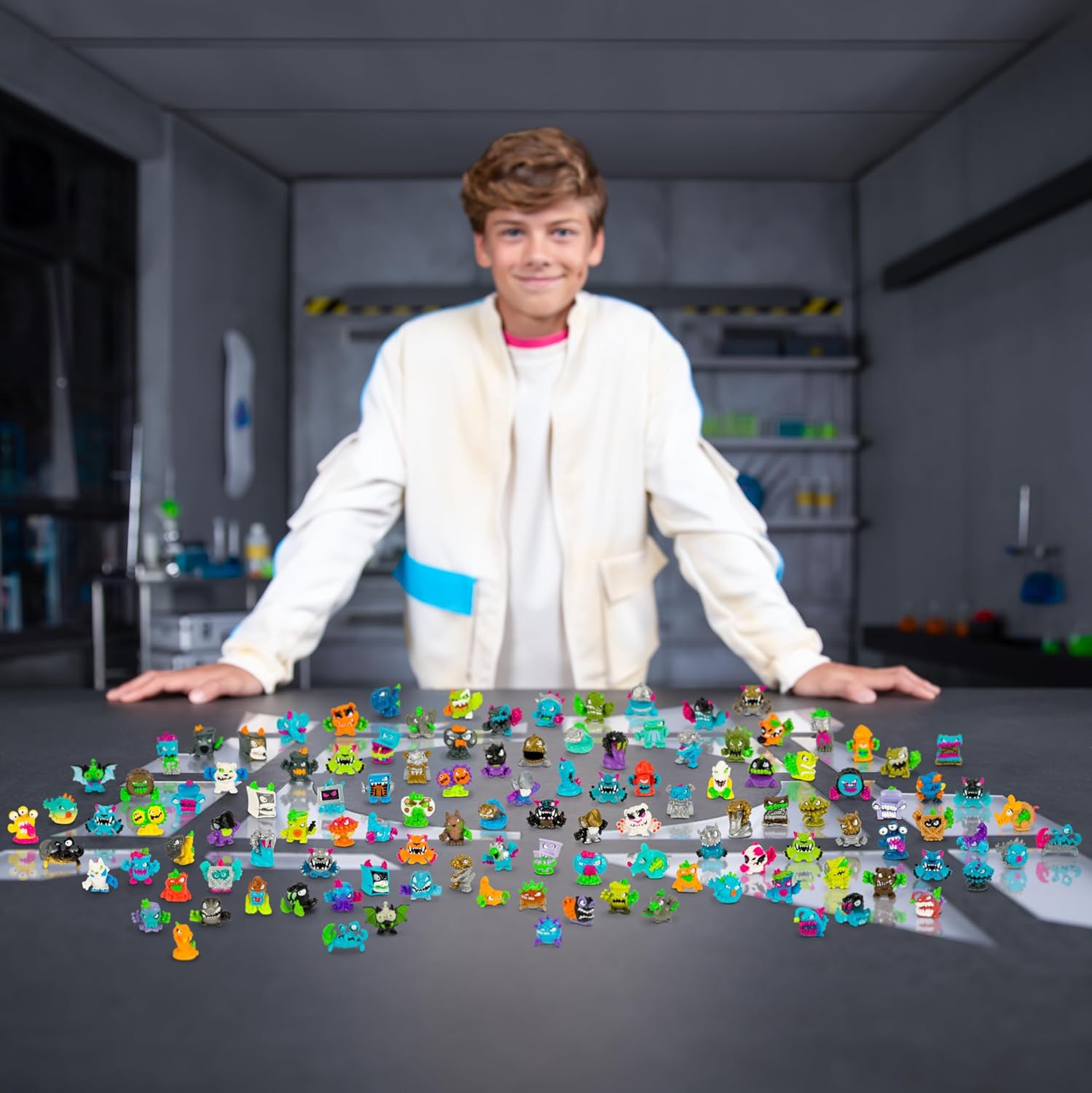 MrBeast Lab Swarms Laborpackung; Experimentieren, Wasser hinzufügen, Gläschen schütteln, 5 Sammelfiguren (2,5 cm) enthüllen; 100+ zum Sammeln; mit Chance auf Hyperchrome Panther der Limited