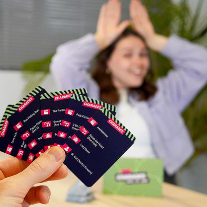iykyk Charades - Divertente gioco di feste per tutti, 150 carte con categorie (film, canzoni, spettacoli televisivi e celebrità/personaggio) - Twist onCharades - Perfetto per serate di gioco e feste!