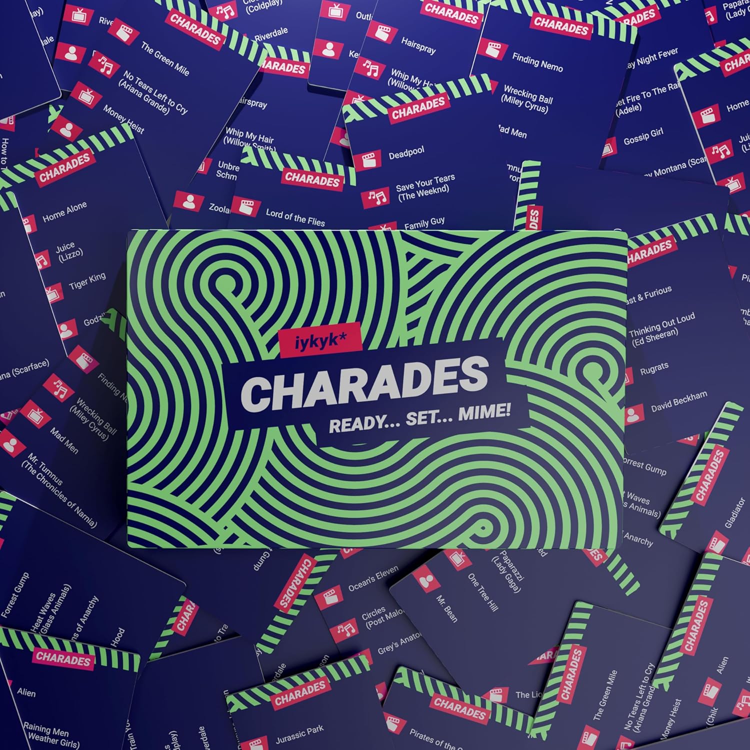 iykyk Charades - Divertente gioco di feste per tutti, 150 carte con categorie (film, canzoni, spettacoli televisivi e celebrità/personaggio) - Twist onCharades - Perfetto per serate di gioco e feste!
