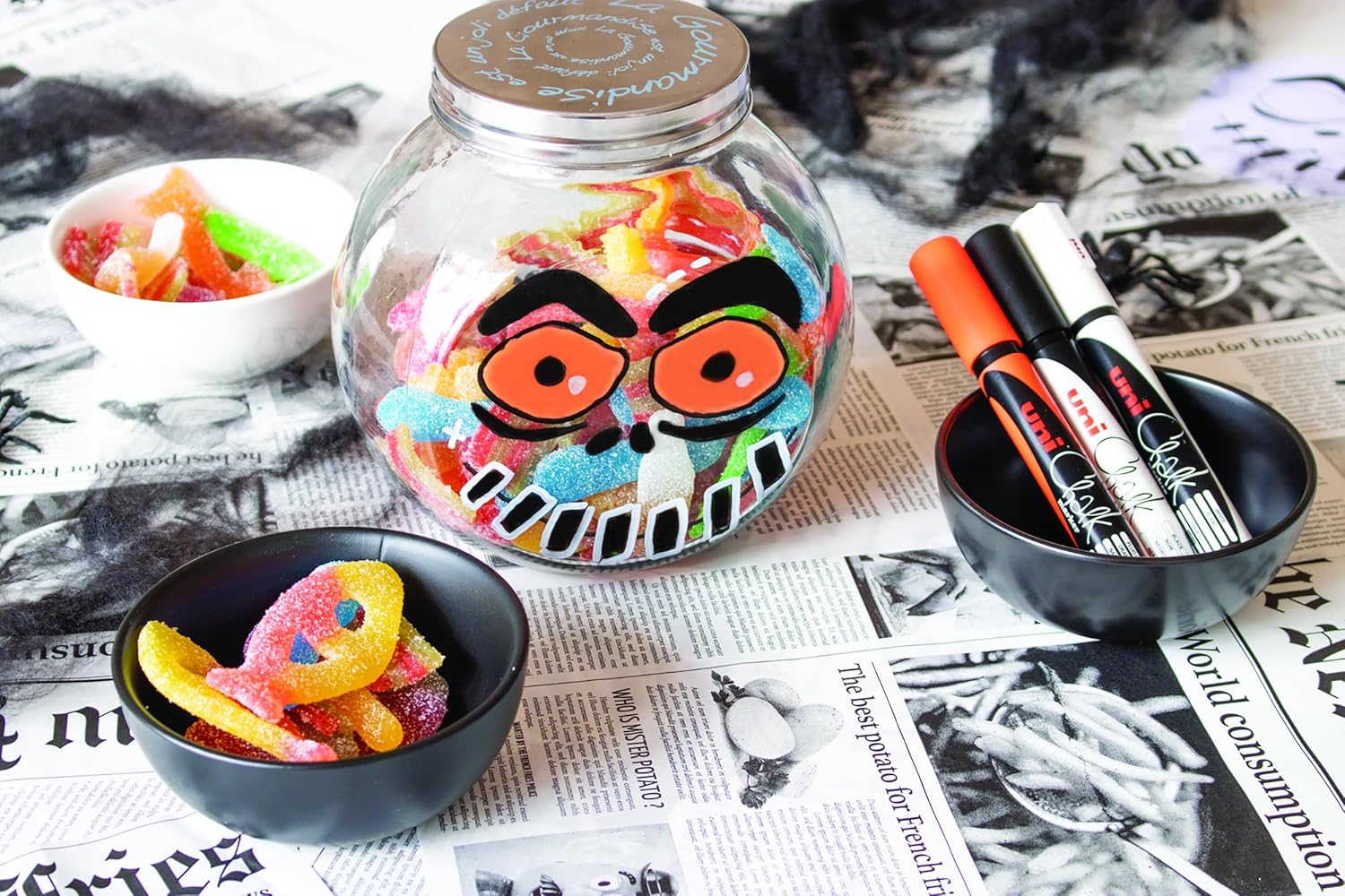 uni-ball PWE-5M Liquid Chalk Pens. Multi-Purpose Wipeable Coloured Markers for Blackboards, Chalkboards, Whiteboards, Glass, Mirrors, Plastic, Windows, Metal. Medium Tip. 4pc Halloween Set