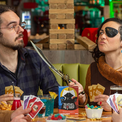 Verräter an Bord - Award Winning Secret Identity Party Game - Spaß, Strategie und Verrat | Leicht zu erlernen, 15 Minuten Runde | beliebte Spiele für 3-8 Spieler | Alter 10 +