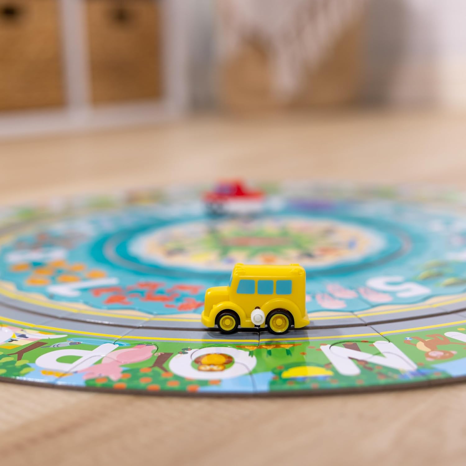 Melissa & Doug Bodenpuzzle Schienen rund um die Küste aus Karton und aufziehbare Fahrzeuge – 48 Teile, für Jungen und Mädchen ab 3 Jahren