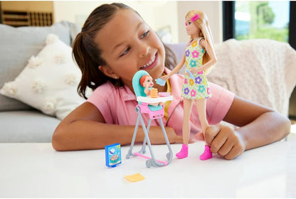 Barbie Skipper Muñeca niñera con Trona, bebé y Accesorios para su Cuidado, Juguete +3 años (Mattel HTK35)