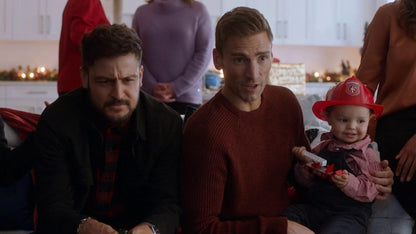 Drei Weihnachtsmänner und ein Baby