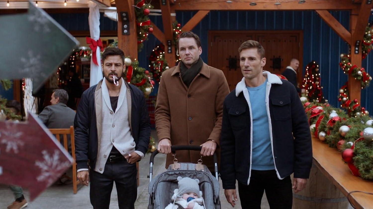Drei Weihnachtsmänner und ein Baby