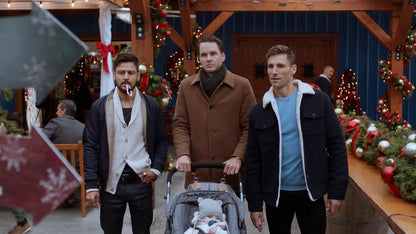 Drei Weihnachtsmänner und ein Baby
