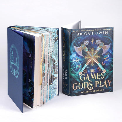 The Games Gods Play – Schattenverführt: Roman | Deluxe-Ausgabe mit Farbschnitt – Epischer Romantasy-Reihenstart mit olympischen Göttern und tödlichem Wettkampf (Schattenverführt-Reihe, Band 1