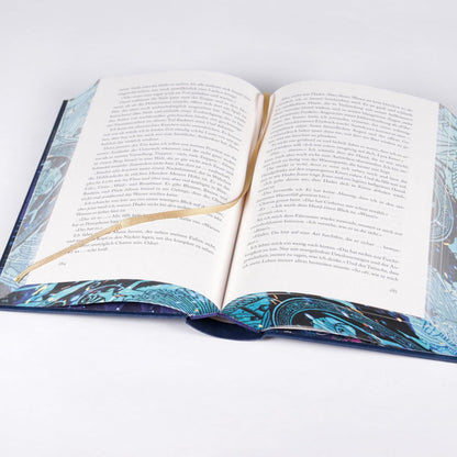 The Games Gods Play – Schattenverführt: Roman | Deluxe-Ausgabe mit Farbschnitt – Epischer Romantasy-Reihenstart mit olympischen Göttern und tödlichem Wettkampf (Schattenverführt-Reihe, Band 1